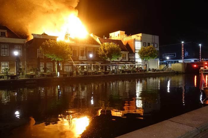 Zeer grote brand dak restaurant Pronto