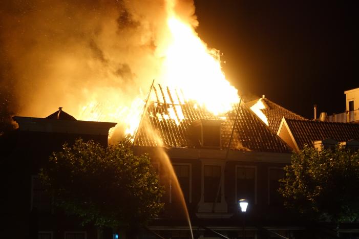 Zeer grote brand dak restaurant Pronto