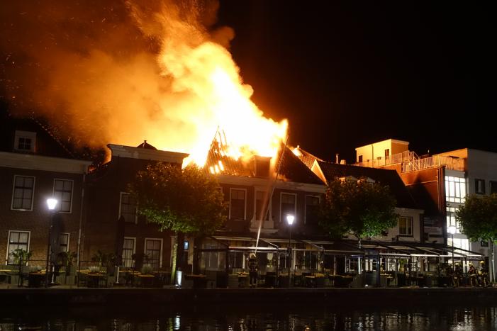 Zeer grote brand dak restaurant Pronto