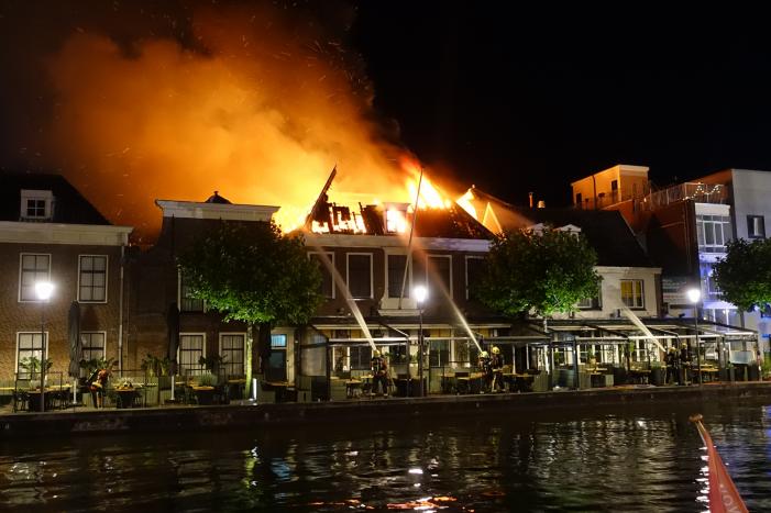 Zeer grote brand dak restaurant Pronto