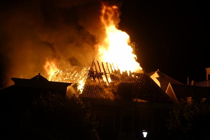 Zeer grote brand dak restaurant Pronto