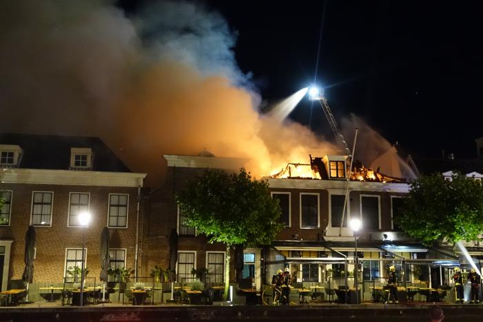 Zeer grote brand dak restaurant Pronto