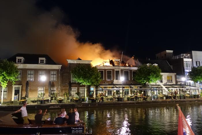 Zeer grote brand dak restaurant Pronto