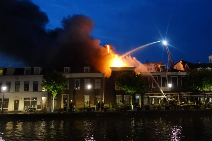 Zeer grote brand dak restaurant Pronto