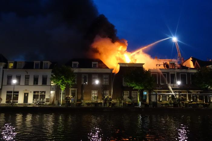 Zeer grote brand dak restaurant Pronto