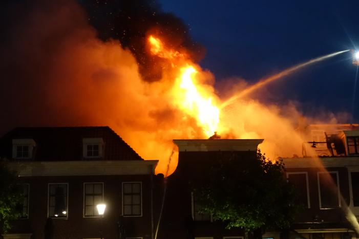 Zeer grote brand dak restaurant Pronto