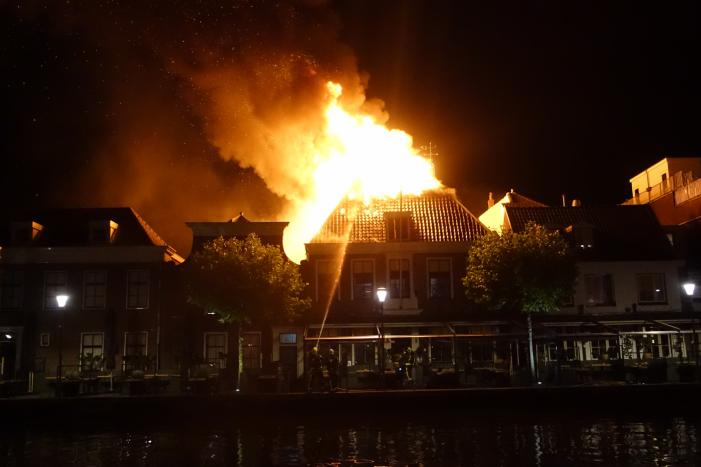 Zeer grote brand dak restaurant Pronto