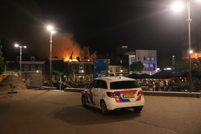 Zeer grote brand dak restaurant Pronto