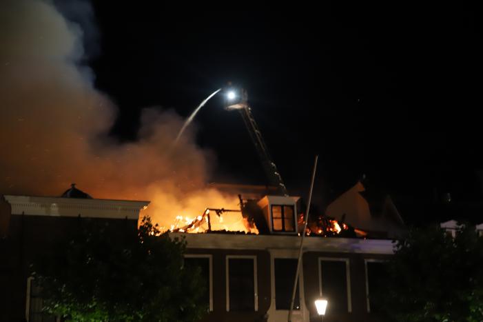 Zeer grote brand dak restaurant Pronto