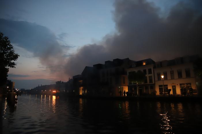 Zeer grote brand dak restaurant Pronto