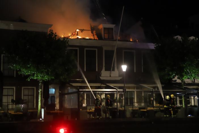 Zeer grote brand dak restaurant Pronto