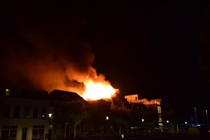 Zeer grote brand dak restaurant Pronto