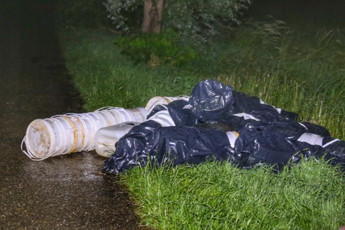 Tientallen vaten en zakken met drugsafval gedumpt