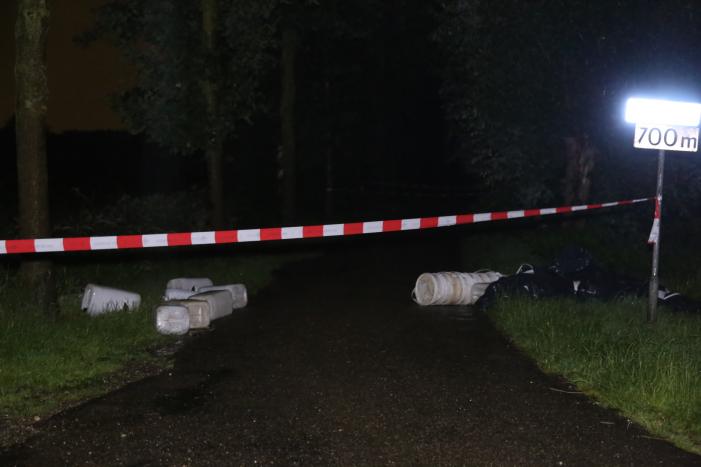Tientallen vaten en zakken met drugsafval gedumpt