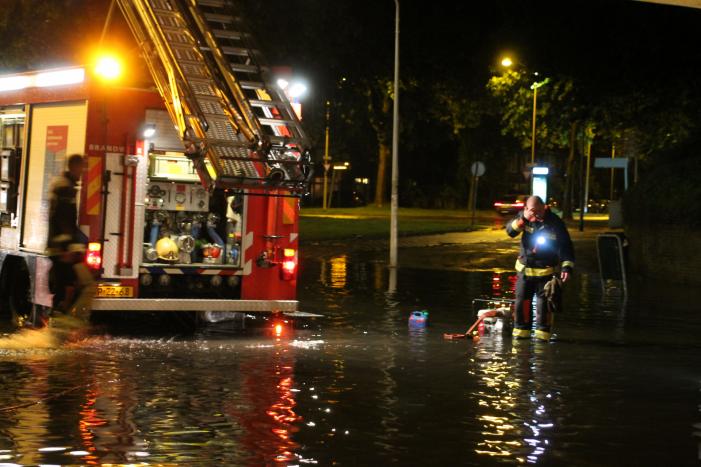Weg onder viaduct deels afgesloten vanwege wateroverlast
