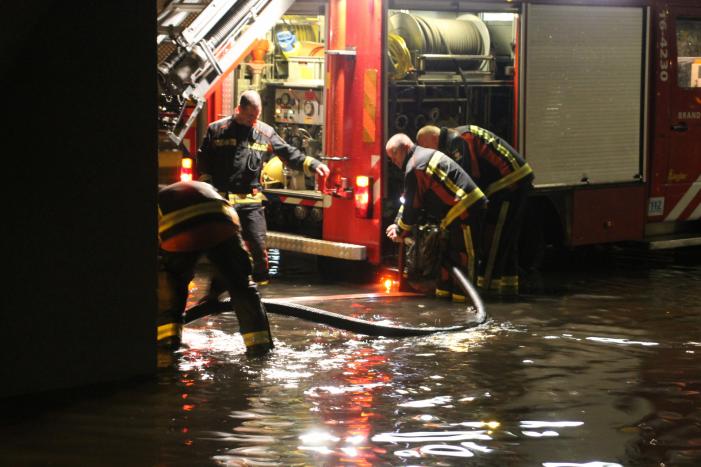 Weg onder viaduct deels afgesloten vanwege wateroverlast