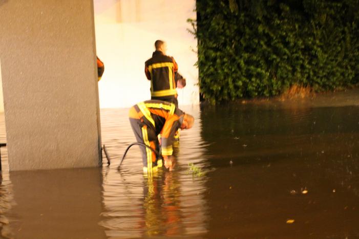 Weg onder viaduct deels afgesloten vanwege wateroverlast