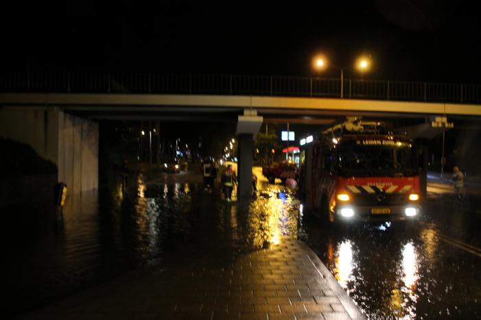 Weg onder viaduct deels afgesloten vanwege wateroverlast