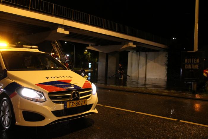 Weg onder viaduct deels afgesloten vanwege wateroverlast