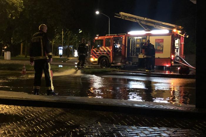Weg onder viaduct deels afgesloten vanwege wateroverlast