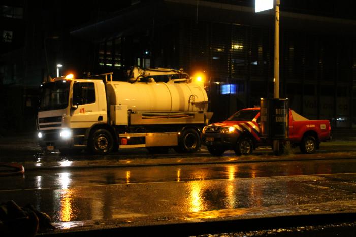 Weg onder viaduct deels afgesloten vanwege wateroverlast