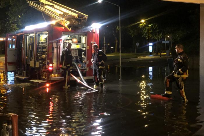 Weg onder viaduct deels afgesloten vanwege wateroverlast