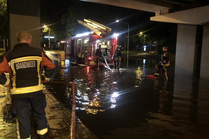 Weg onder viaduct deels afgesloten vanwege wateroverlast