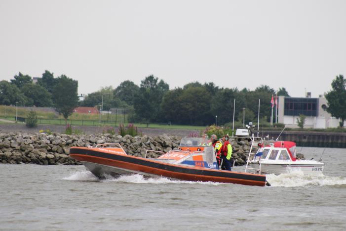 KNRM trekt vastgelopen boot los
