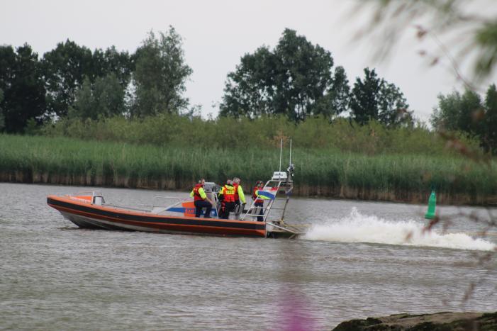 KNRM trekt vastgelopen boot los
