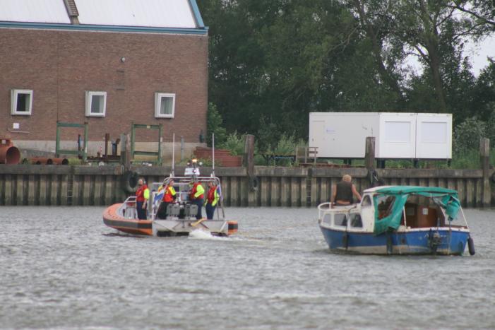 KNRM trekt vastgelopen boot los