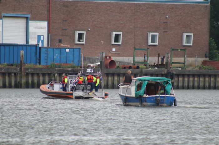 KNRM trekt vastgelopen boot los