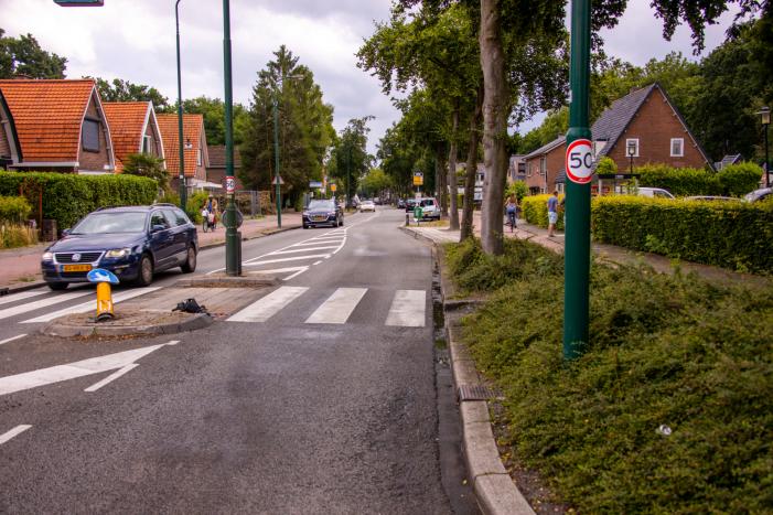 Berger knalt achterop stilstaande auto