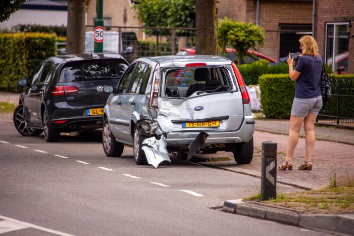 Berger knalt achterop stilstaande auto