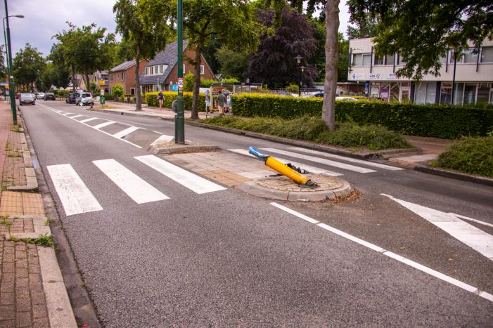 Berger knalt achterop stilstaande auto