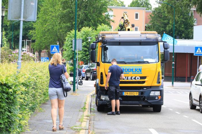 Berger knalt achterop stilstaande auto