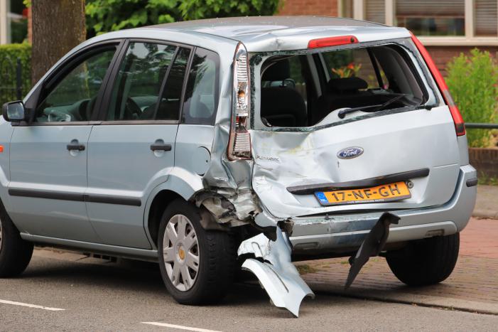 Berger knalt achterop stilstaande auto