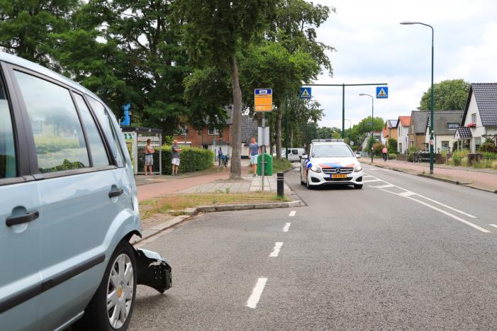 Berger knalt achterop stilstaande auto