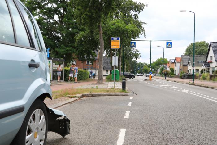 Berger knalt achterop stilstaande auto