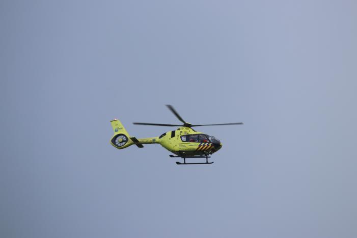 Traumahelikopter landt voor vrouw na trap van paard
