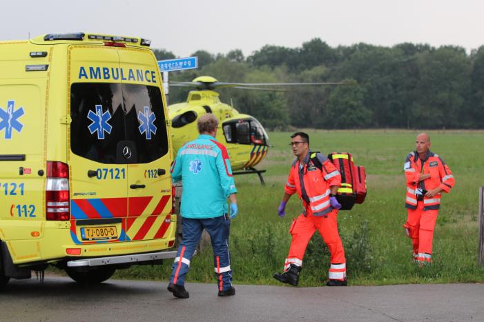 Traumahelikopter landt voor vrouw na trap van paard