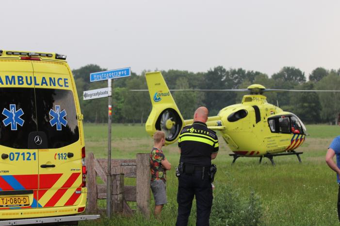 Traumahelikopter landt voor vrouw na trap van paard
