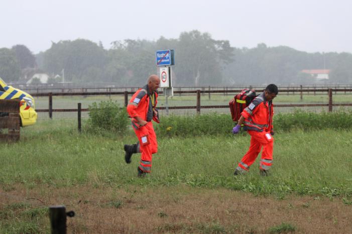 Traumahelikopter landt voor vrouw na trap van paard
