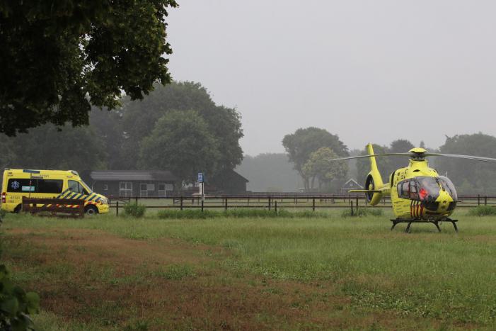 Traumahelikopter landt voor vrouw na trap van paard