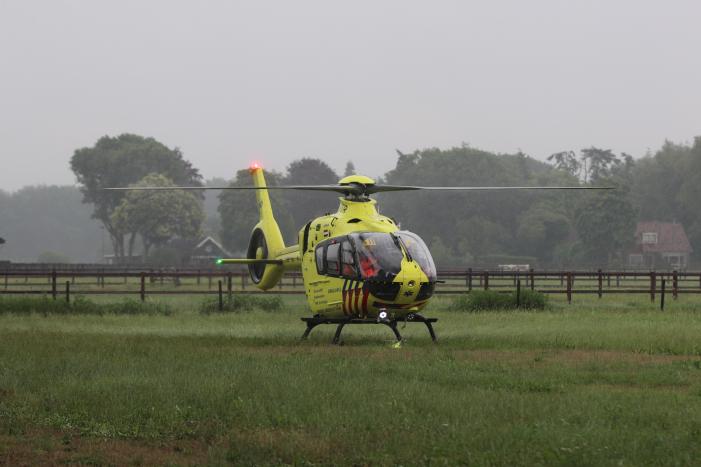 Traumahelikopter landt voor vrouw na trap van paard