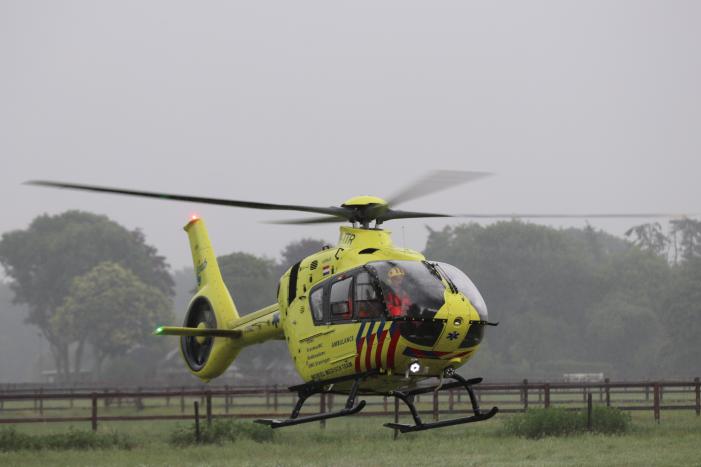 Traumahelikopter landt voor vrouw na trap van paard
