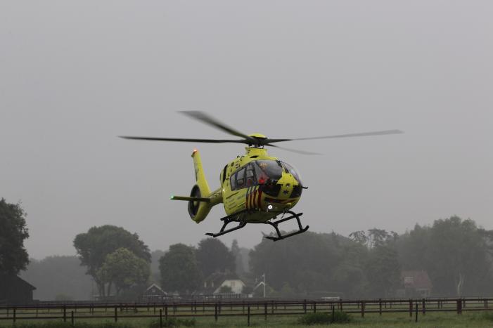 Traumahelikopter landt voor vrouw na trap van paard