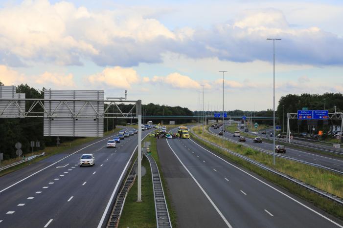 Auto op de kop na aanrijding op snelweg
