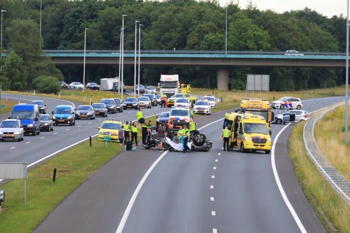 Auto op de kop na aanrijding op snelweg