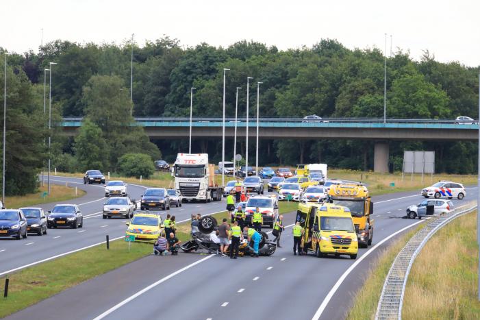 Auto op de kop na aanrijding op snelweg
