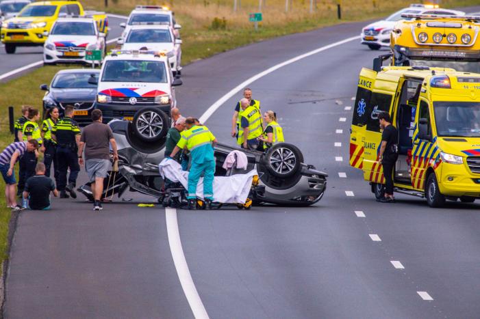 Auto op de kop na aanrijding op snelweg